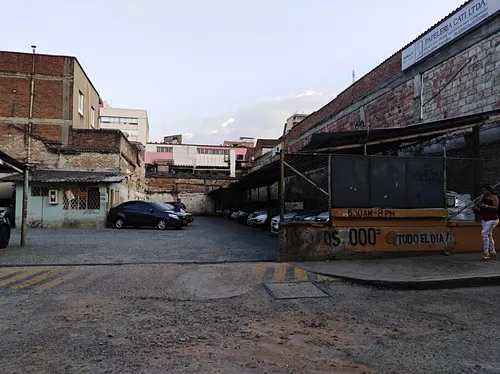 Parqueadero A 2 Cuadras De La Iglesia La Ermita De Cali - Venta