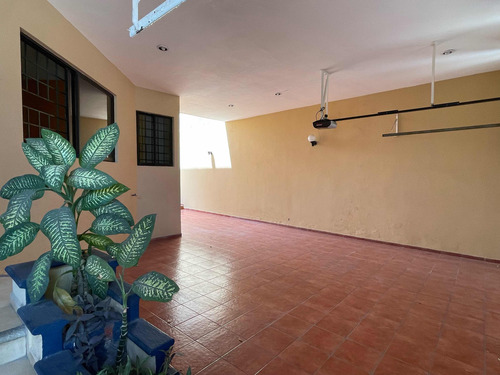 Casa De Dos Niveles En Venta En El Fracc. Virginia En Boca Del Río, Veracruzubicada En Uno De Los Fraccionamientos De Mayor Plusvalía En El Puerto De Veracruz, A 50m De La Ave. Juan Pablo Ii