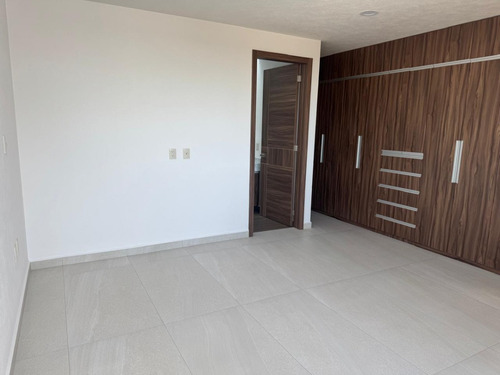 Exclusiva Casa En Venta, Moderna Casa Amplia Con Excelente Ubicación En La Exclusiva Zona Residencial De Metepec