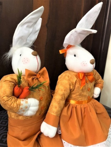 Imagem 3 de 9 de Casal Coelho Sentado Decorativo Em Tecido 90cm Cada