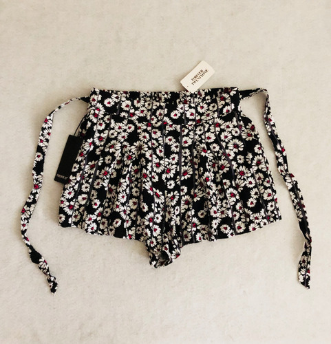 Forever 21 Shorts Negros De Flores Con Vuelos Y Liston