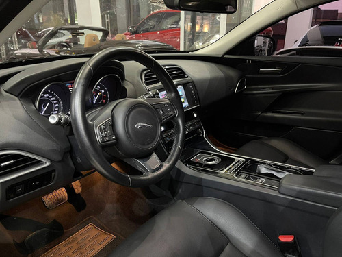 Imagem 8 de 13 de Jaguar Xe 2.0 16v Si4 Turbo Gasolina Pure 4p Automático