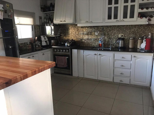 Casa En Venta - 3 Dormitorios 2 Baños 1 Pileta 1 Cochera - 230mts2 - Los Hornos