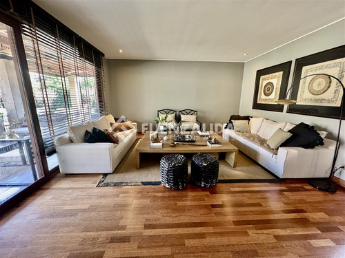 Casa En Venta De 5 Dorm. En Colina
