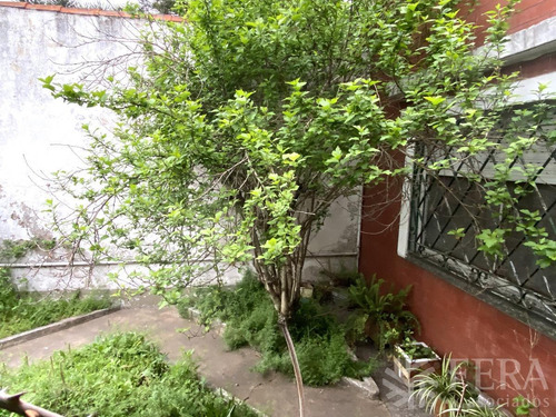 Imagen 2 de 14 de Venta Casa De 3 Ambientes Con Cochera, Jardín Y Patio En Wilde (28763)