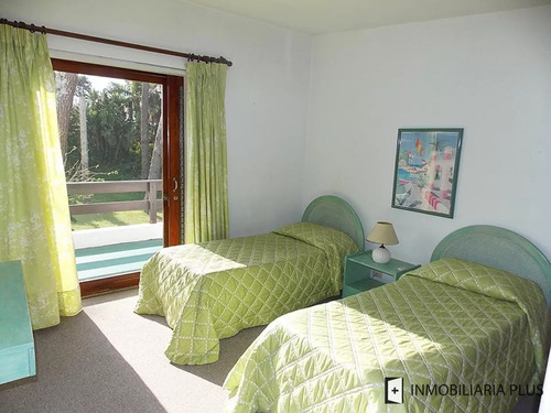 Alquiler De Casa Con Piscina De 400m2 Y 1200 M2 De Terreno 5 Dormitorios En Playa Mansa De Punta Del Este