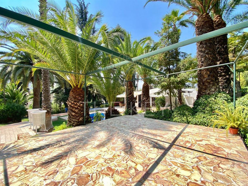 Casa En Venta De 4dorm, 3 Serv, Piscina, Jardin. En Vitacura
