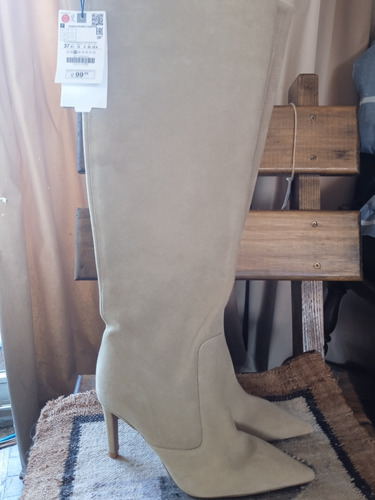 Botas Altas Color Beige De Zara 