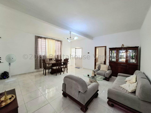 En Venta Amplia Y Hermosa Casa Con Apartamento En El Limon Db 25-4638