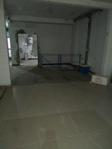 Imagen 6 de 7 de Local En Av. Hipolito Yrigoyen, Lomas De Zamora!