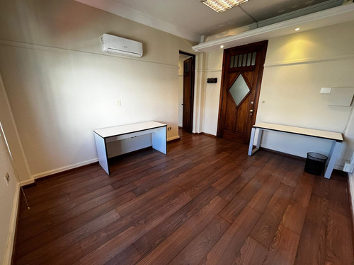 Sarandi Esq. Treinta Y Tres 22 M2. Luz Incluida, Excelente Estado!!