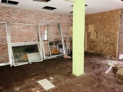 Local Sobre Avd. Gorlero En Punta Del Este, Península, Venta Alquiler, Amplio Local En Planta Baja + Otro En Sub Suelo Independiente + 2 Apartamentos- Ref: 21752