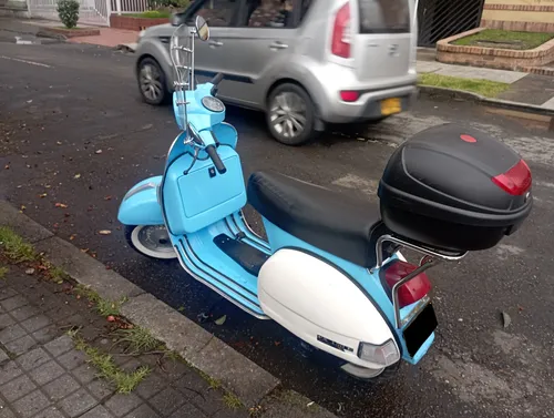 Vespa Piaggio 150, Color Azul Cielo Y Blanco