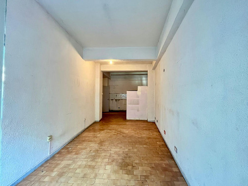 Alquiler O Venta - Local - Balvanera Calle Saavedra A Metros De Av Belgrano Y Av Jujuy