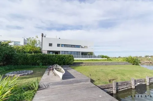 Exclusiva Casa A La Laguna Central En Venta En El Barrio El Golf - Nordelta