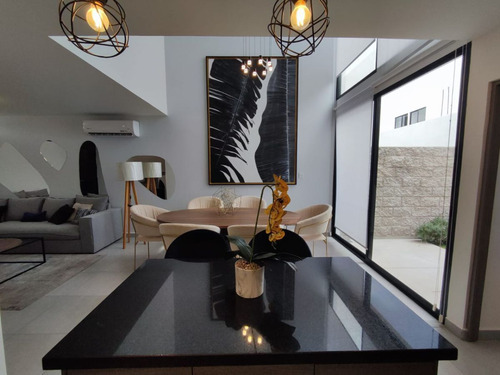 Casa En Venta Entre El Refugio Y Zibata, Doble Altura, 3 Recamaras, 3.5 Baños