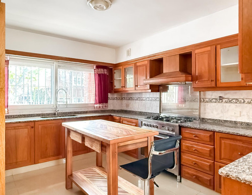 Casa En Alquiler, 4 Plantas, Jardín Y Pileta - Martínez