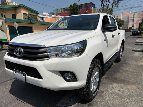 Imagen 2 de 15 de Toyota Hilux 2019 2.7 Cabina Doble Sr Mt