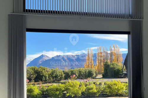 Importante Casa Moderna De Una Planta En Arelauquen Con Vistas A La Montaña