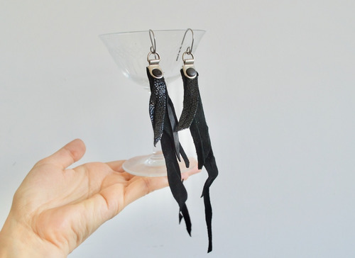 Imagen 4 de 6 de Aros Pluma Cuero Acero Quirúrgico Regalo Mujer Adolescente