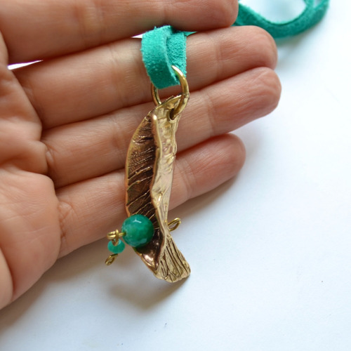 Imagen 3 de 5 de Collar Hoja De Bronce, Piedras Agatas Verdes Y Cuero, Cod1