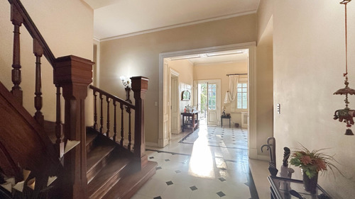 Venta Casa 7 Ambientes Estilo Alemán Pileta Martínez