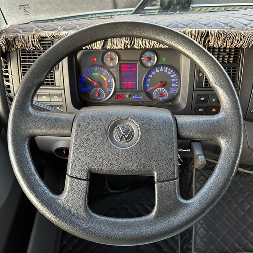 Vw 30 330 Ano 2023 Baú Gancheira 8x2 Leito Financia Até 100%