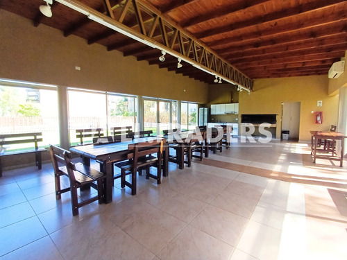 Alquiler Departamento 2 Ambientes Con Cochera, Jardín Y Piscina En Complejo Cerrado, Pilar. Verdi 57.