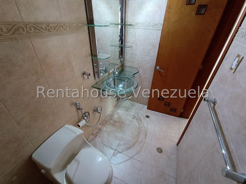 Te Presentamos Este Exclusivo Townhouse En La Zona Más Prestigiosa De Valencia, Conjunto Cerrado De Tan Solo 10 Casas. Distribuidos En 3 Niveles, Esta Propiedad Es El Equilibrio Perfecto Entre Lujo