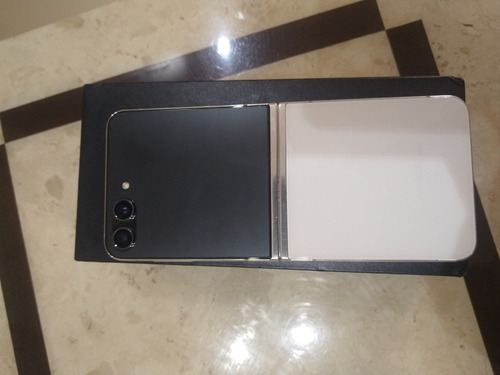 Celular Samsung Galaxy Z Flip 5 Creme (Usado)