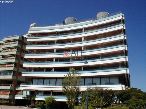 Imagen 25 de 30 de Espectacular 3 Dormitorios Frente Al Puerto De Punta Del Este. Inmejorables Comodidades Y Ubicacion. Consulte.