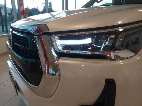Imagen 6 de 14 de Toyota Hilux 2.8 D/c Srv 177cv At