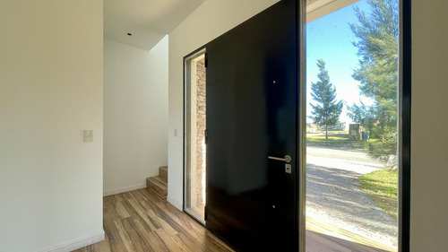 Casa En Naudir En Venta - A Estrenar - Lote Con Fondo Al Verde