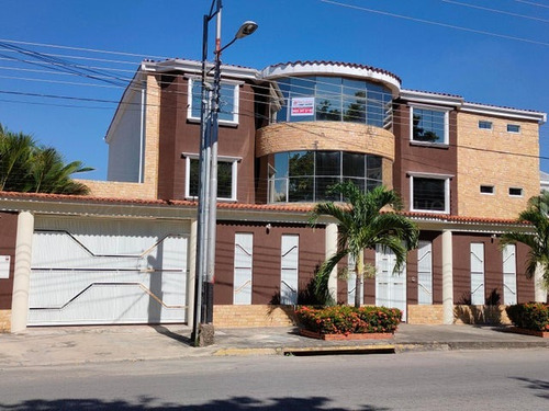 Casa De Lujo En Venta Urb San Jacinto Maracay Con Piscina Gimnasio Zona Exclusiva Negociable Kg:23-3908