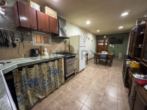 Casa En Venta De 3 Dormitorios Y Cochera. Calle 39 E/ 132 Y 133 - La Plata Vivienda Ubicada A ...