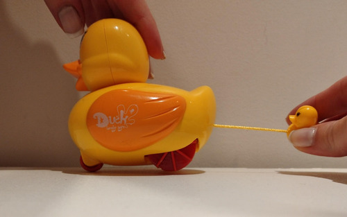 Imagen 2 de 4 de Pato Nadador A Cuerda Para Agua Baño Bebes +6m Hola 597 Edu