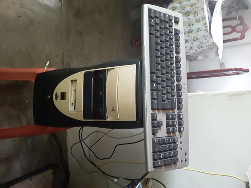 Imagen 2 de 3 de Computador Combo Cpu Pentium 4 Con Teclado Sin Monitor 1 Gb
