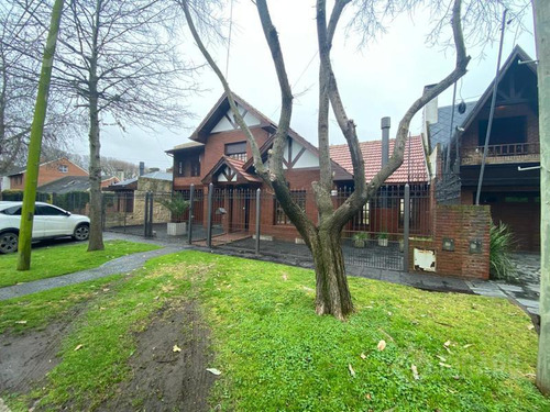 Chalet En Venta, Ubicado En Lo Mejor De Parque Luro, Las Farolas.