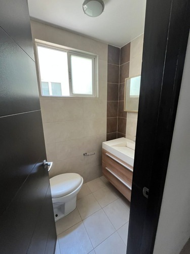 Departamento En Último Piso Sobre Eje Central