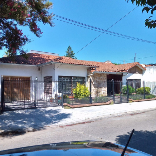 Casa En Venta Sobre Dos Lotes Y Departamento. Ezpeleta