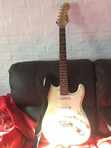Guitarra Eléctrica Fender Squier Strat + Regalos