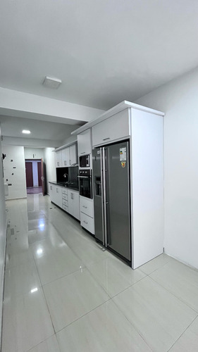 Yosmar Y Fernando Venden A Partamento En Residencia Titanium Suites