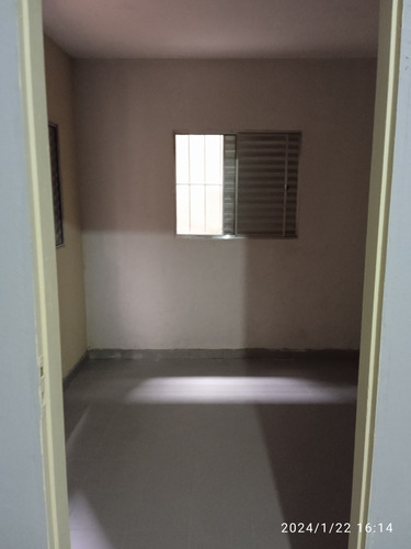 2 Casas Individuais A Do Fundo Com 4 Cômodos E Lavandcômodos