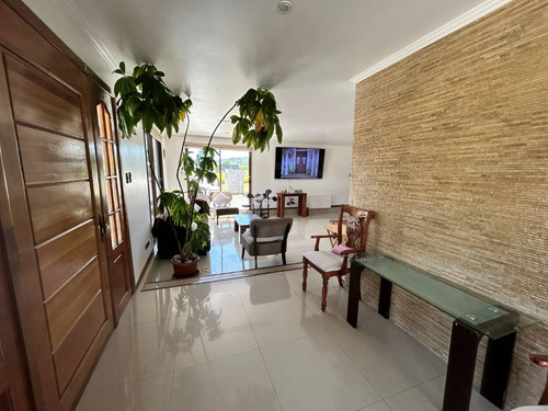 Gran Casa De Tres Pisos Con Piscina Temperada En Quitacalzón