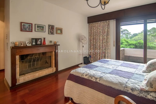 Casa De Gran Tamaño En Venta En Zona Del Golf, Punta Del Este.