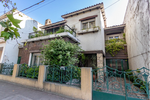 Casa De 4 Dormi En Av. San Martín. Acepta Permuta