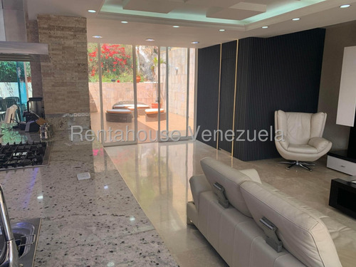 Buscas Una Quinta Donde Puedas Compartir Momentos Con Tus Familiares Y Amigos? Aqui La Tienes,moderna, Calle Cerrada Vigilancia Privada,amplia Y Bella Cocina Para Disfrutarla. Está En Alto Hatillo