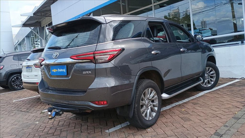 Toyota Hilux SW4 2.8 D-4D TURBO DIESEL SRX 7L 4X4 AUTOMÁTICO
