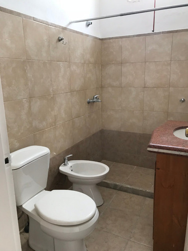 Casa Esquina 3 Dormitorios, 3 Baños Y Lugar Para 3 Autos!