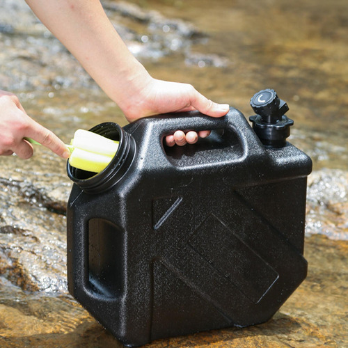 A Contenedor De Agua Cubo De Agua Al Aire Libre Con Negro